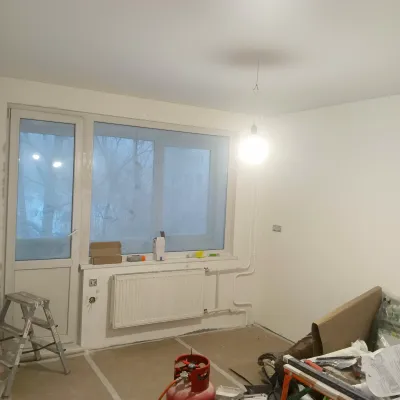 Remont Kvartiry Na Siren Bulvare Natyazhnoi Potolok V Gostinoy 