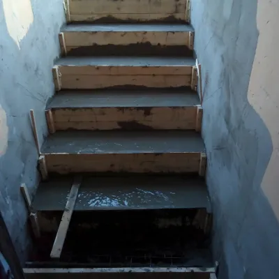 Kapitalnyy Remont Pomeshcheniya Lestnitsa V Tsokol Montazh Stupeney